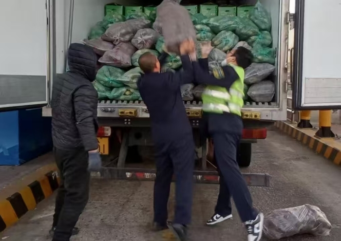 暖心相助司机捡拾散落货物