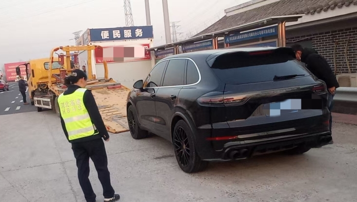 收费员暖心服务，为司乘排忧解难