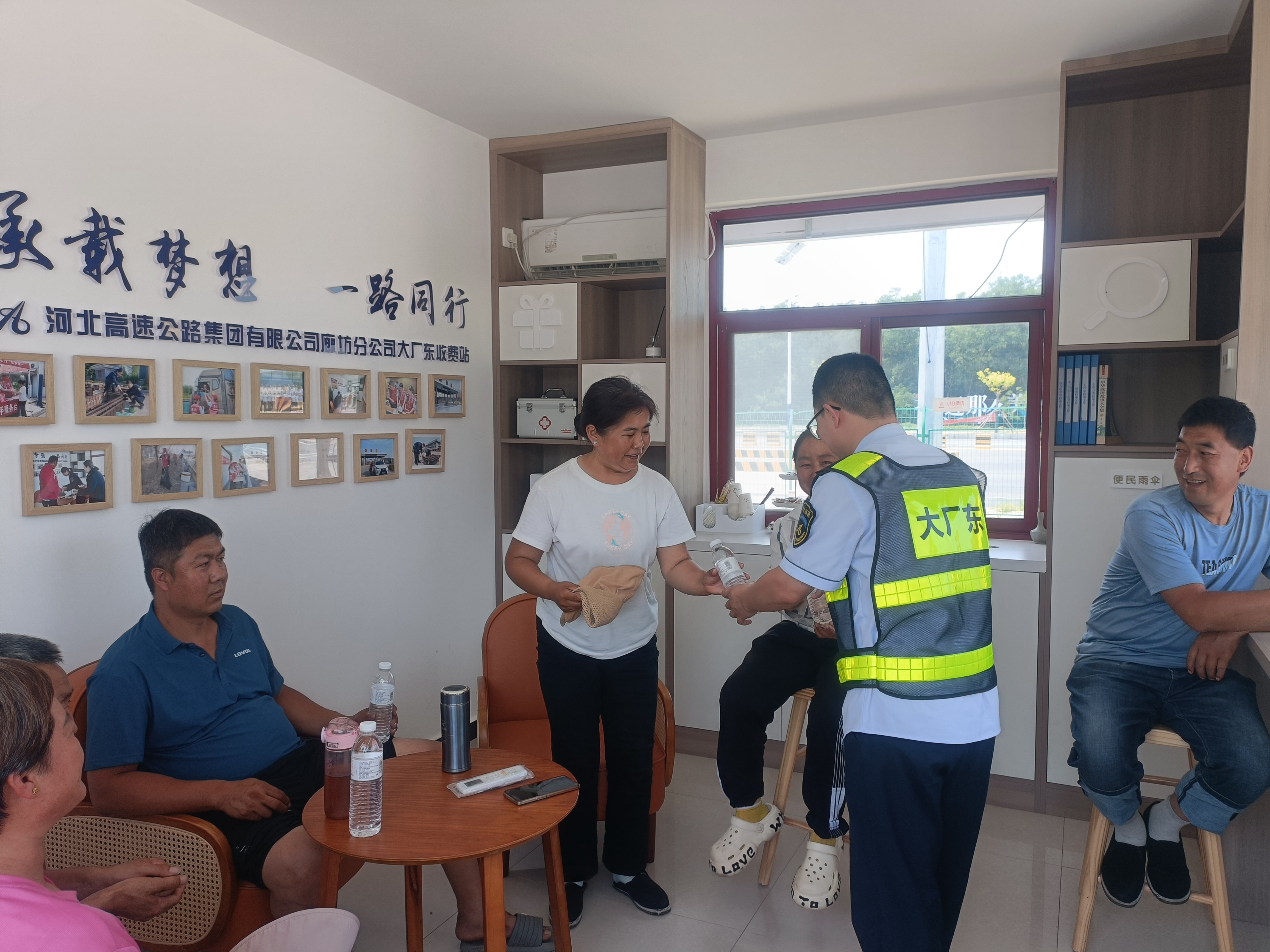 廊坊分公司大厂东收费站：助农帮扶暖人心 守护机手回家路