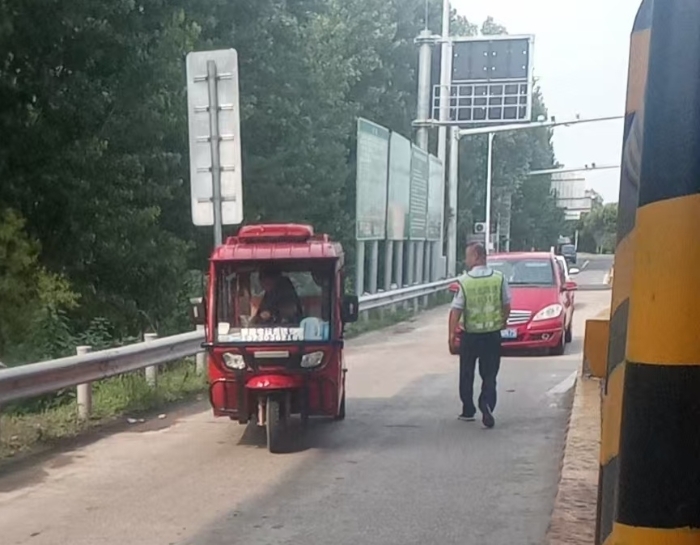 劝阻三轮车 劝阻三轮车