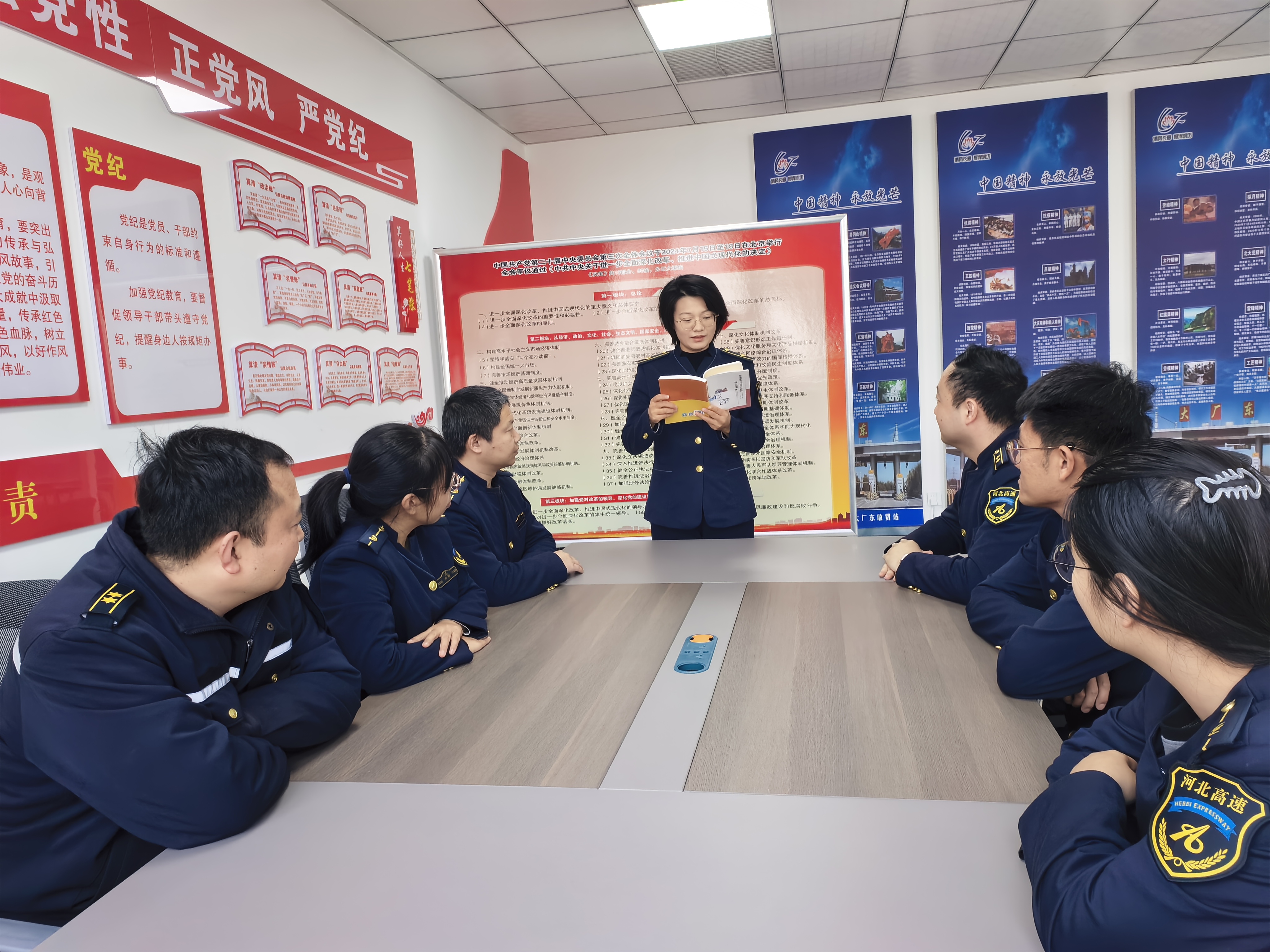 廊坊分公司大厂东收费站开展廉洁读书分享会