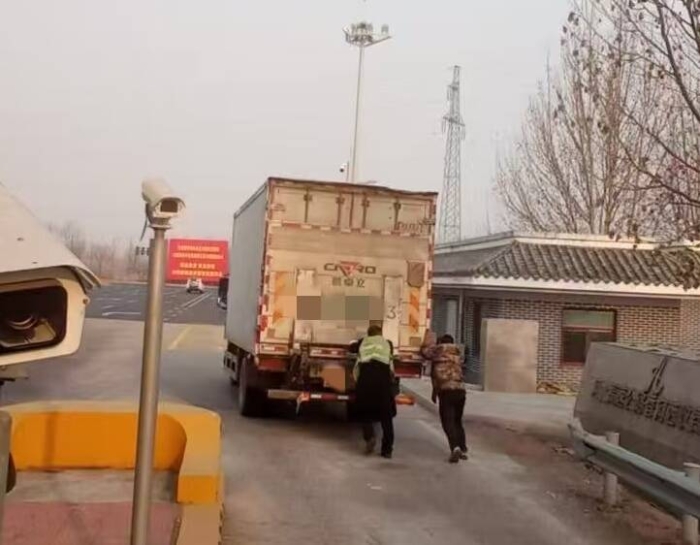 暖心相助 紧急处置抛锚小货车