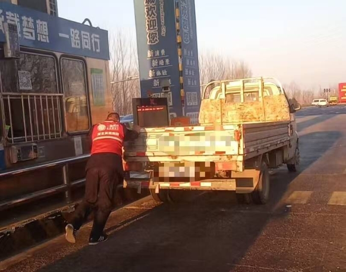 小货车抛锚车道 收费员援手相助暖人心