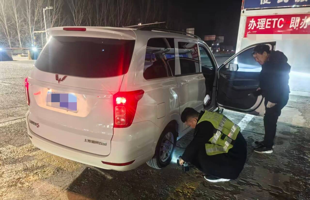 廊坊分公司香河西收费站：紧急援手，为司乘出行添底气