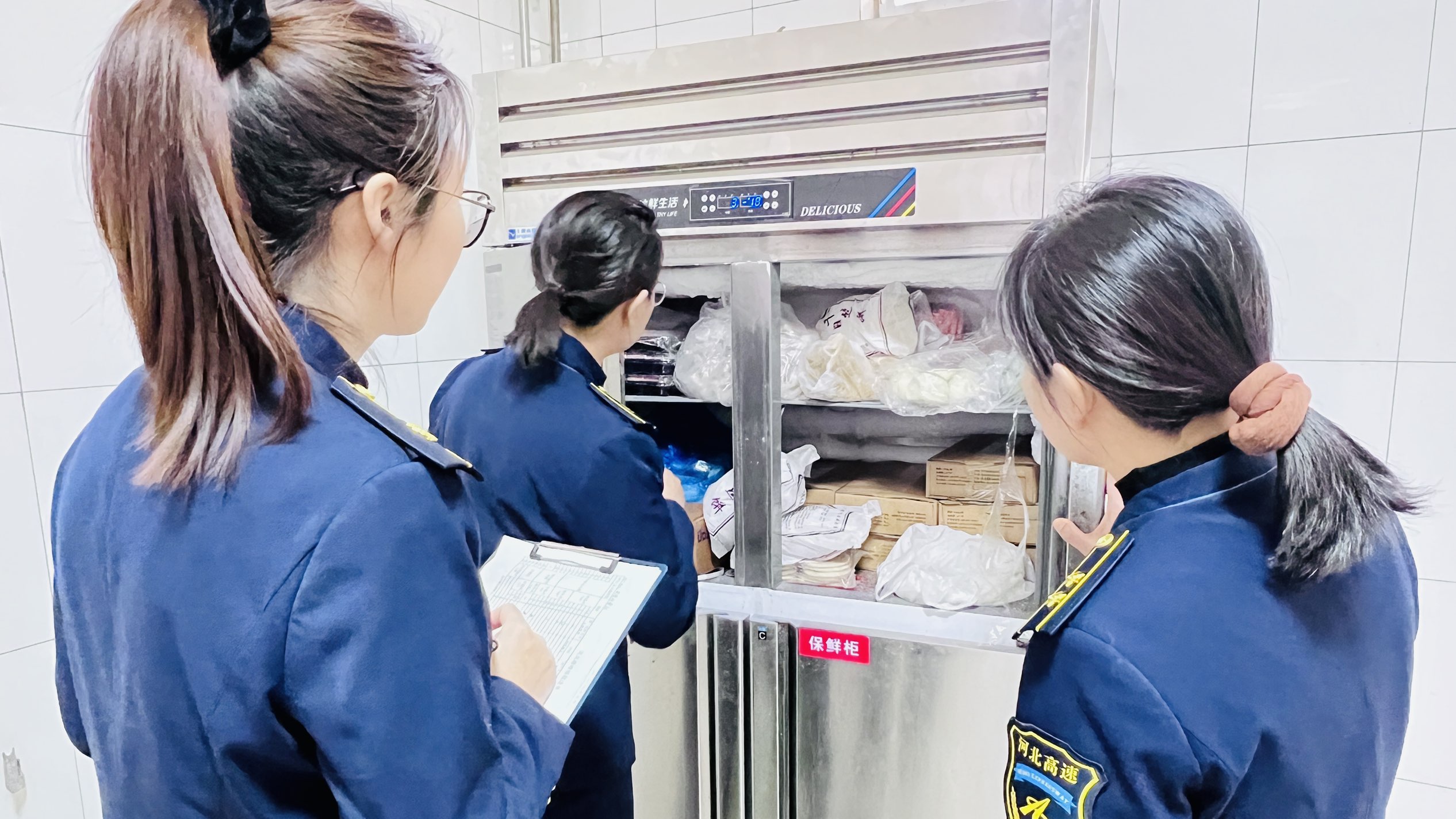 廊坊分公司东湾收费站：守岁先守岗，守岗先查患