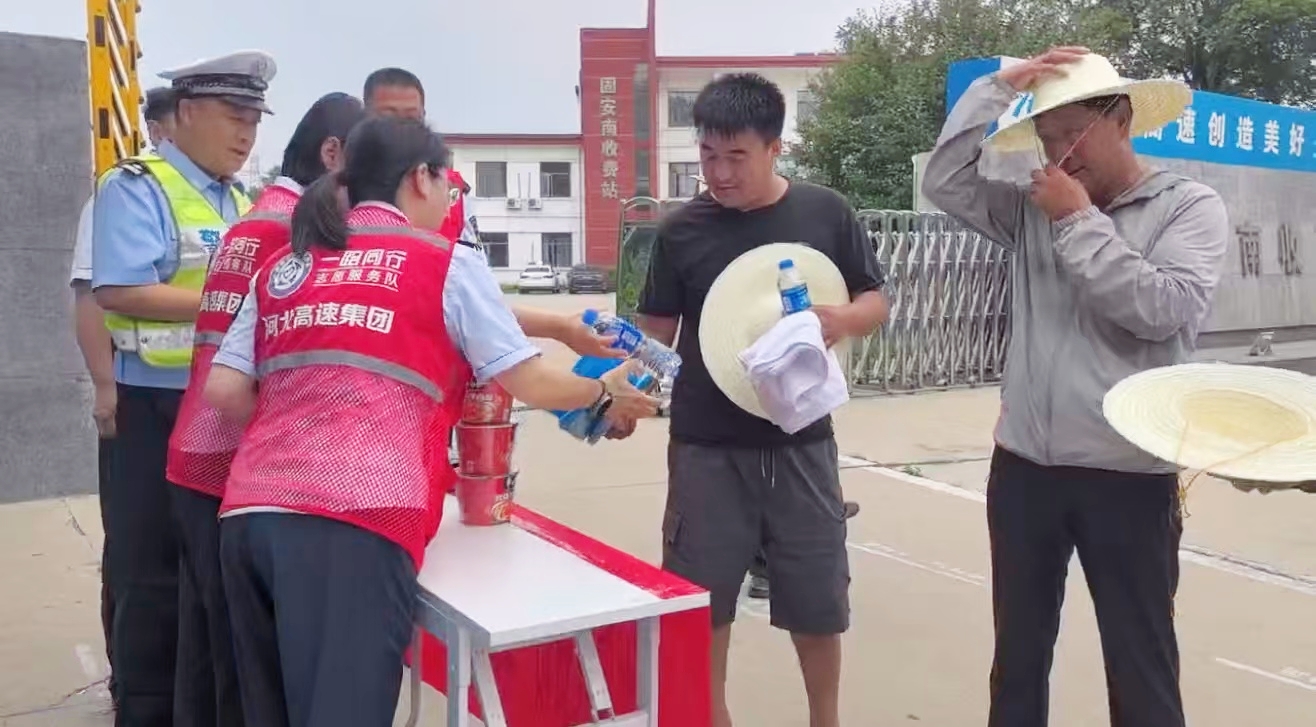 路警农联动护航”三夏” 暖心服务助力颗粒归仓  廊坊分公司固安南收费站联合多方开展“三夏”服务保障行动